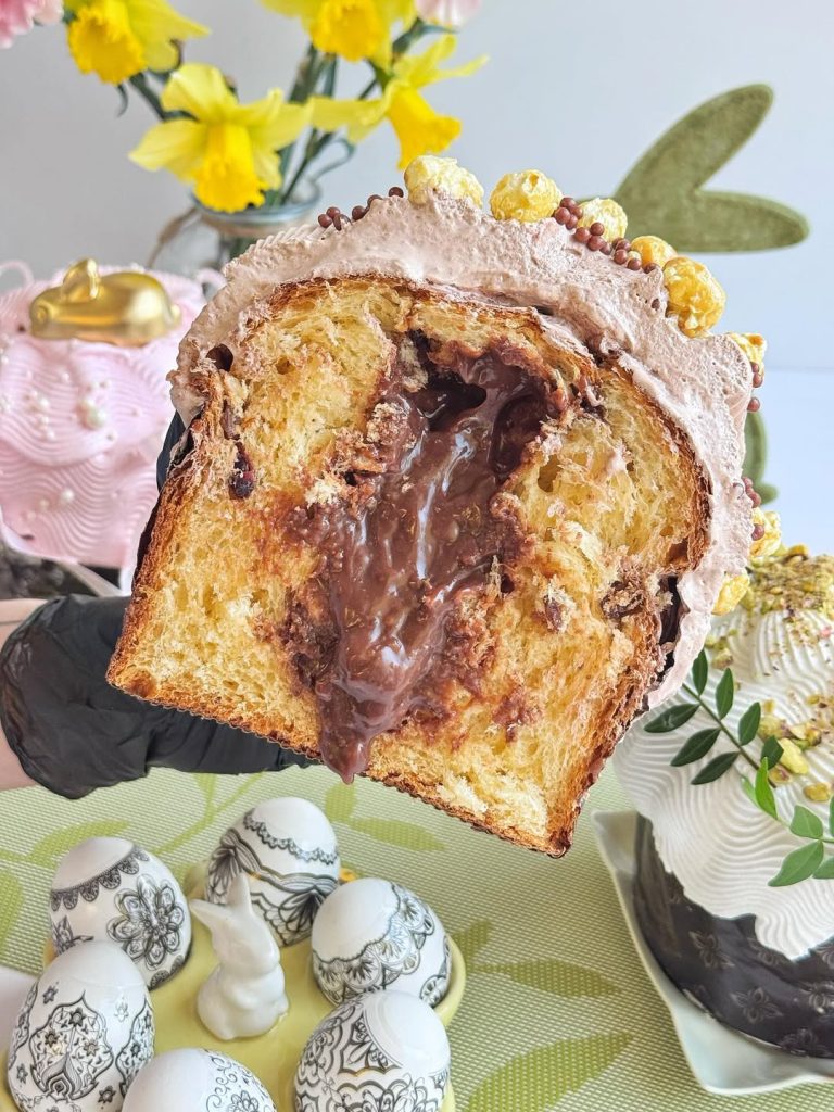 Паска з начинкою, прикрашена цукерками і попкорном фото 2
